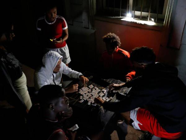 Tras los primeros pasos para el proceso de restablecimiento del SEN también funcionan algunos microsistemas ligados a centros esenciales y se encuentra en proceso de arranque una unidad de la Central Termoeléctrica (CTE) de Santa Cruz del Norte (oeste), considerada clave para el SEN, añadió el informe.