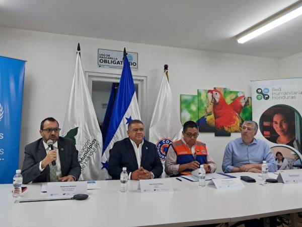 En Coordinador Residente de Naciones Unidas, Alejandro Alvarez; el presidente de la Amhon, Juan Carlos Molina; el ministro de Copeco, Reinaldo Sanchez y el ministro de la presidencia, Juan Carlos García, participaron en la reunión con los alcaldes de los 33 municipios priorizados.