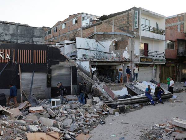 Las primeras luces del día mostraron este martes con mayor claridad las heridas que dejó en Cali el terremoto de magnitud 7,4 que sacudió la víspera la mayor parte de Colombia y causó al menos 169 muertes, 85 de ellas en esta ciudad.