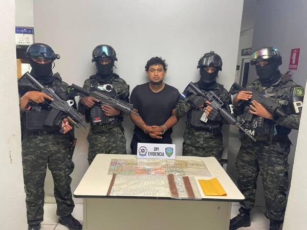 Agentes de la PMOP junto al distribuidor de droga.