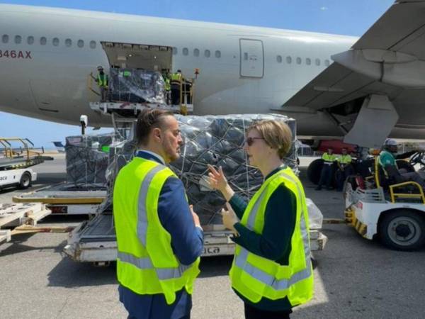 En avión fue enviado el cargamento de medicamentos.