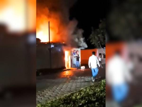 Los vecinos intentaron ayudar a sofocar las llamas con baldes de agua.