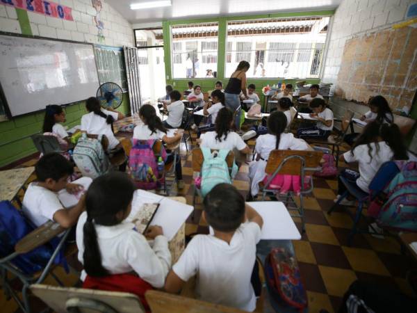 Las autoridades instruyen a los profesores y directores de los centros para evitar que los menores se expongan a las altas temperaturas.