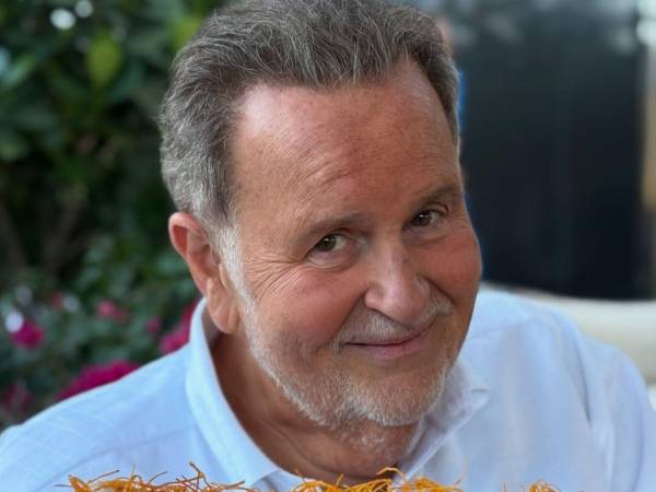 El presentador cubano Raúl de Molina confirmó, durante una transmisión de El Gordo y la Flaca, que perdió cerca del 80% de su capacidad auditiva. El dato llegó tras una consulta médica a la que no había acudido en cuatro años.