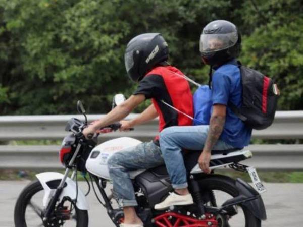 A través de sus páginas oficiales, la Dirección Nacional de Vialidad y Transporte (DNVT) compartió el listado oficial de municipios en donde sigue vigente la medida que prohíbe la circulación de dos hombres en una misma motocicleta, además de las sanciones para quienes la incumplan. A continuación, los detalles.