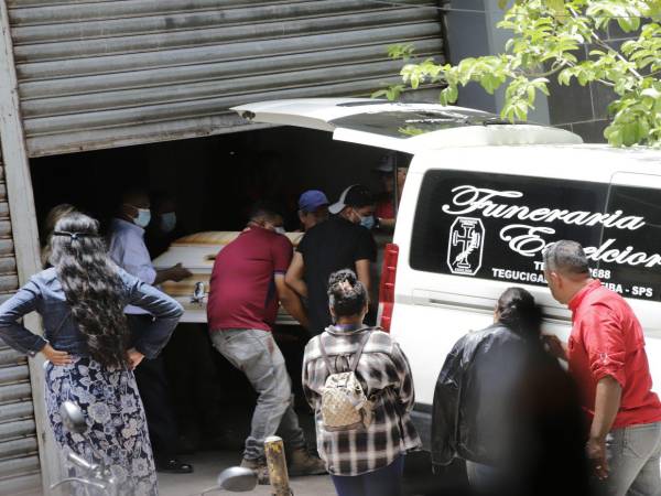 El cuerpo sin vida de Elvin Fabricio Flores Ulloa fue retirado por sus parientes de la morgue del Ministerio Público (MP).