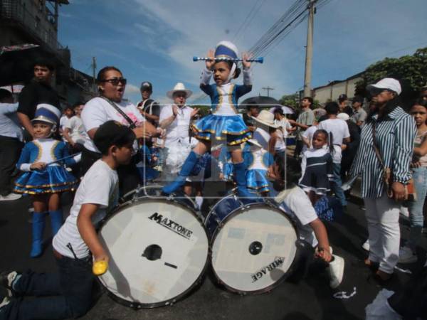 Llenos de entusiasmo, los pequeños estudiantes de prebásica abrieron los desfiles patrios en conmemoración a los 205 años de independencia de Honduras en distintos sectores de Tegucigalpa y Comayagüela, la capital del país.