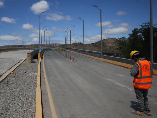 El puente Papa Francisco permanece cerrado mientras un experto colombiano analiza su estructura para emitir un dictamen técnico. Las autoridades municipales indicaron que aún no hay fecha para habilitarlo.