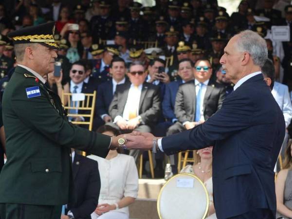 El jefe militar subrayó además que cada nuevo rango representa un voto de confianza del país hacia sus fuerzas de seguridad.