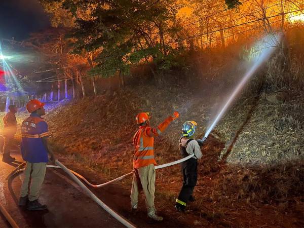 El equipo está siempre listo para combate directo incluso en horas de la noche, cuando el incendio es en área cercana a viviendas.