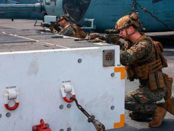 El Ejército de Estados Unidos hizo públicas este miércoles fotografías de infantes de marina realizando ejercicios con fusiles en uno de los buques que han sido enviados al océano Atlántico cerca de Venezuela. Así luce parte del despliegue.