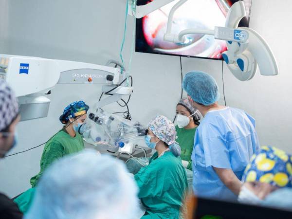 La máquina oftalmológica especializada permitirá mejorar las atenciones al reducir el tiempo de espera de los pacientes.