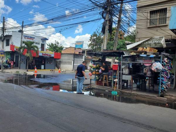 Comerciantes y vecinos de la colonia Kennedy enfrentan malos olores y acumulación de aguas negras en la calle del Comercio, situación que afecta sus ventas y la circulación peatonal.