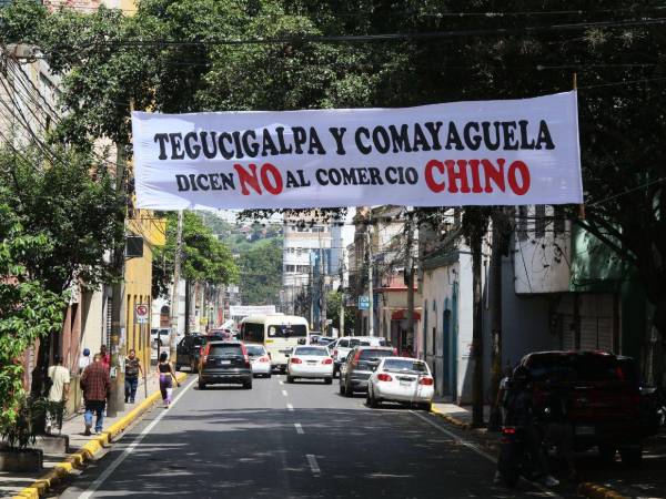 Varios rótulos de rechazo a los comercios chinos fueron colocados en la calle Real de Comayagüela y otros puntos de Tegucigalpa con las frases: Tegucigalpa y Comayagüela dicen no al comercio chino.