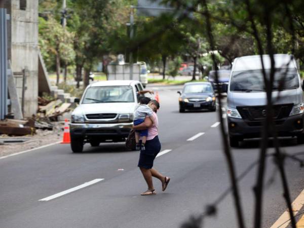 El puente peatonal que se construye frente a la Teletón sigue en labores de construcción, pese a que la Alcaldía Municipal del Distrito Central (AMDC) prometió que estaría listo a finales de octubre.