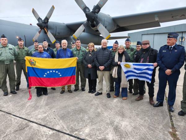Parte a Venezuela el primer avión con envío de ayuda humanitaria de Uruguay.