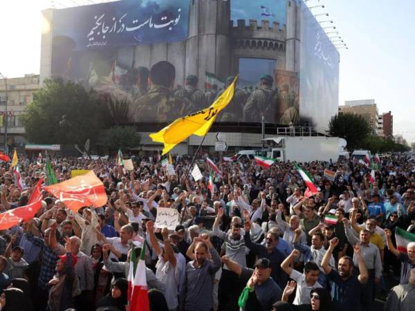 Durante las protestas se han coreado consignas a favor de la restauración de la monarquía Pahlaví, derrocada en 1979 durante la Revolución Islámica, así como gritos de “muerte al dictador”.