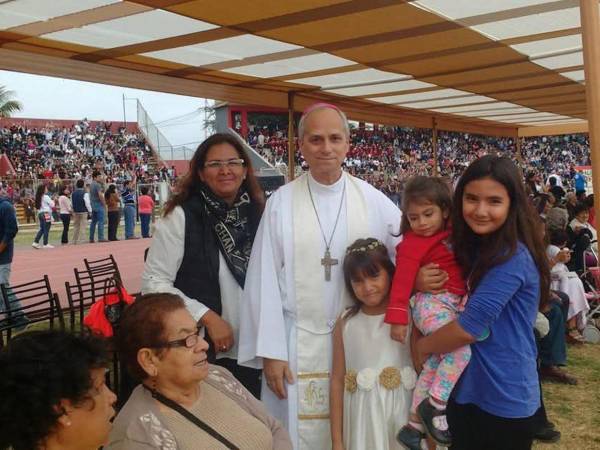 El Papa León XIV en una foto de 2018 junto a una familia de peruanos en la ciudad donde sirvió por cuatro décadas.