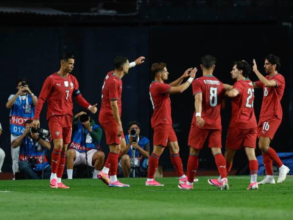 Pedro Neto celebró con el resto de sus compañeros su gol en el partido.