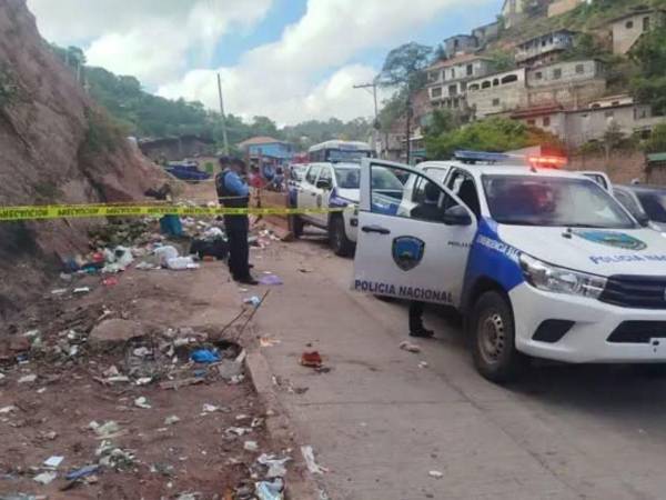 El cuerpo de un joven fue encontrado a la orilla de la calle de Villa Nueva, en la capital.