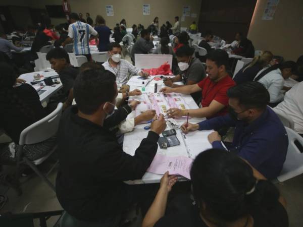 Los partidos políticos deben esperar que culmine el escrutinio para que el CNE oficialice al ganador. La fotografía muestra el escrutinio especial realizado en las elecciones primarias de 2025.