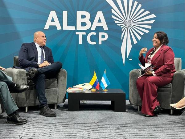 La ministra de la SAG, Laura Suazo, viajó a Venezuela la semana anterior para conocer la propuesta de AgroAlba. La funcionaria fue acompañada por otras autoridades.