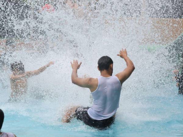 Con el calor típico de abril y el feriado de Semana Santa en pleno apogeo, cientos de familias hondureñas han aprovechado estos días para visitar balnearios y centros recreativos en distintas zonas del país.