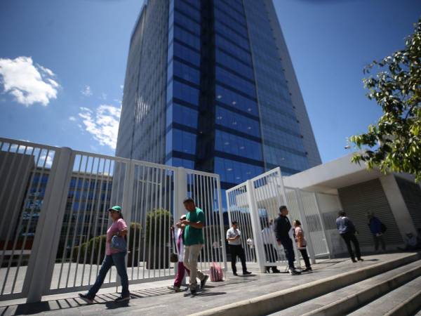 En la actualidad, el flujo de personas en el Centro Cívico Gubernamental es reducido en comparación a años anteriores.