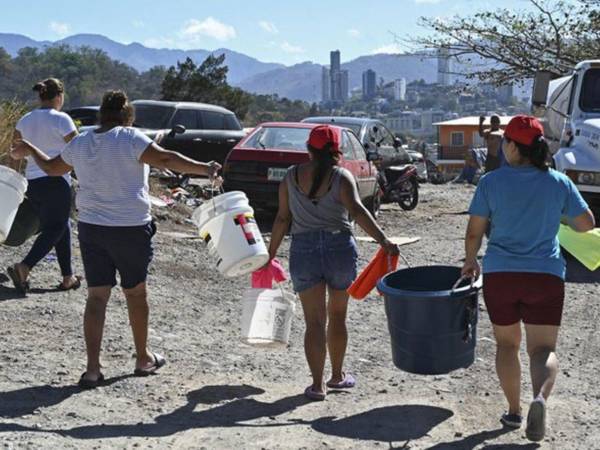 Tegucigalpa distribuye unos 90.000 metros cúbicos de agua al día mediante una red pública que cubre cerca del 72 % de la población.