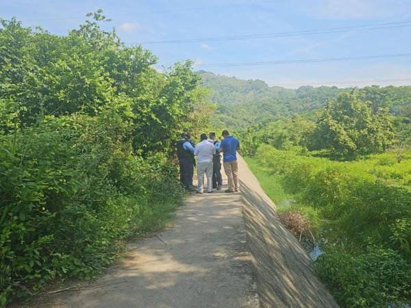 Elementos policiales y forenses realizaron el levantamiento de ley en el bordo de concreto del río Choloma.