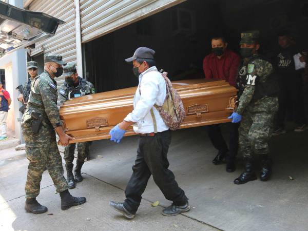 El hermano y el papá de Adiel, retiraron el feretro del joven militar, con el acompañemiento de sus compañeros de armas.