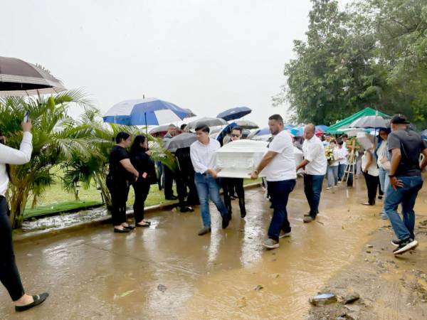 Con mucho dolor, familiares y amigos sepultaron ayer a Valeria Jolette Alvarado Borjas.