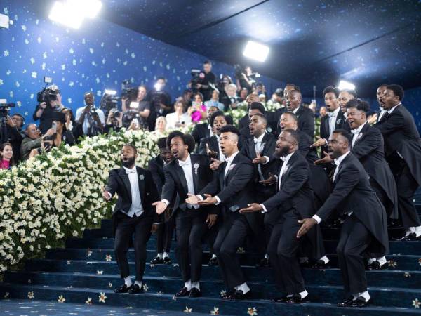 El coro gospel inauguró la alfombra de la Met Gala 2025.