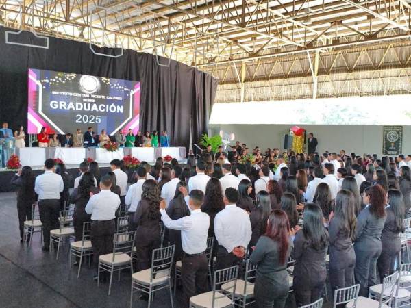 Las historias de esfuerzo de los graduados destacan en noviembre, aunque los registros advierten una fuerte caída en la matrícula de Francisco Morazán.