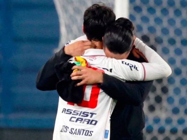 Un partido de fútbol en Uruguay se convirtió en un momento conmovedor para los aficionados y cibernautas, pues un padre y su hijo se enfrentaron en el encuentro. Más detalles a continuación.