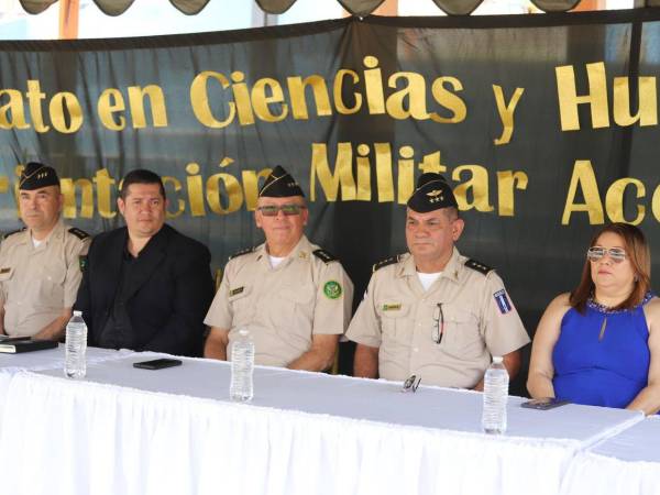 Autoridades de la Secretaría de Educación y de las Fuerzas Armadas durante el lanzamiento oficial del primer bachillerato con orientación militar acelerado.