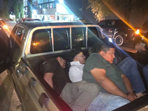 Agentes de la Unidad Nacional Antisecuestros durante el operativo que permitió el rescate de cuatro personas secuestradas en San Pedro Sula.