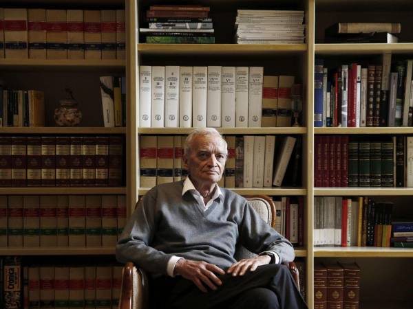 Ganador del Premio Nacional de las Letras Españolas y del Premio Nacional de Literatura, su obra, encabezada por la emblemática tetralogía Antagonía, marcó a varias generaciones de lectores y escritores.