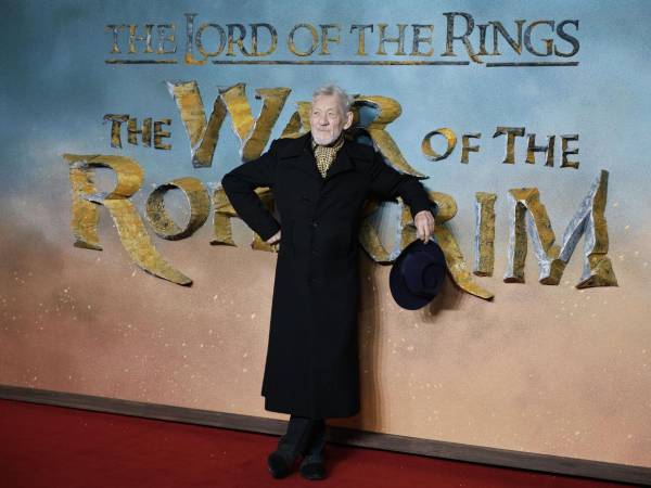 “No dejaré que otro se ponga el sombrero de Gandalf si puedo evitarlo”, ha dicho Sir Ian McKellen sobre su regreso para dar vida al mago.