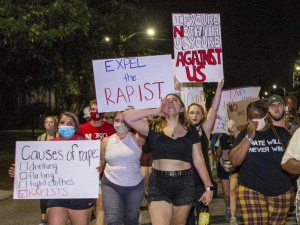 La indignación por la presunta violación grupal a una estudiante de la Universidad de Cornell (Nueva York) en 2024 que investigan ahora las autoridades crecía este miércoles tras conocerse que la víctima denunció desde el primer momento haber sido «coaccionada» y «violada».