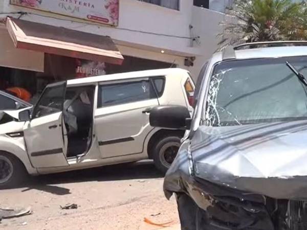 Pese a la múltiple colisiónno se reportan heridos graves, pero sí cuantiosos daños materiales y congestionamiento vehicular en la zona de Las Minitas.