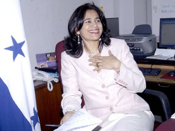 En el gobierno de Manuel Zelaya Rosales estuvo como secretaria de Trabajo y en la ENEE. Ha sido señalada en varias casos de corrupción.