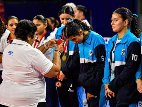 La Selección Femenina Sub-15 de Honduras celebra el título invicto de la II Copa Centroamericana Invitacional de voleibol en Managua.