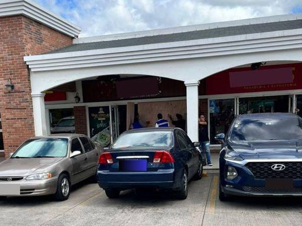 Los ventanales de vidrio de varios locales han sido protegidos con láminas de madera para resguardar los bienes privados.