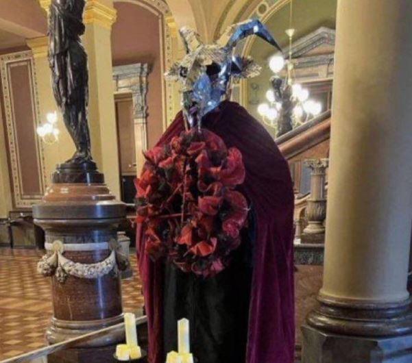 Malvado y repugnante: instalan altar satánico navideño en Capitolio