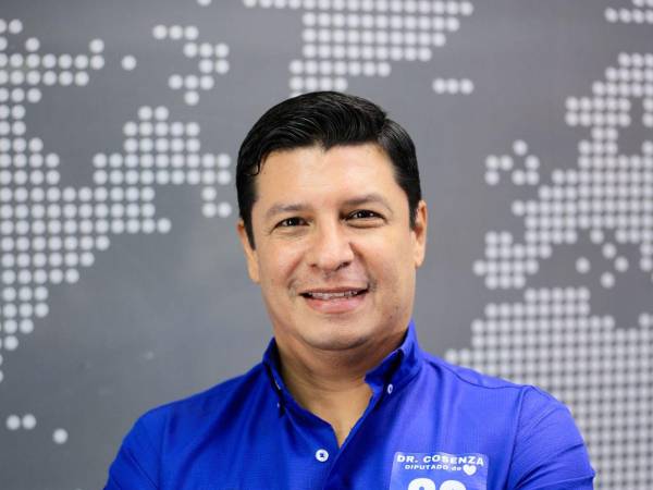 Roberto Cosenza cuestiona a Alba Consuelo Flores: “No tenía las competencias para dirigir la Secretaría de Salud”