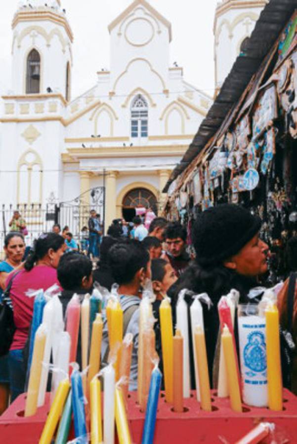 Primeros peregrinos rezan a virgen de Suyapa
