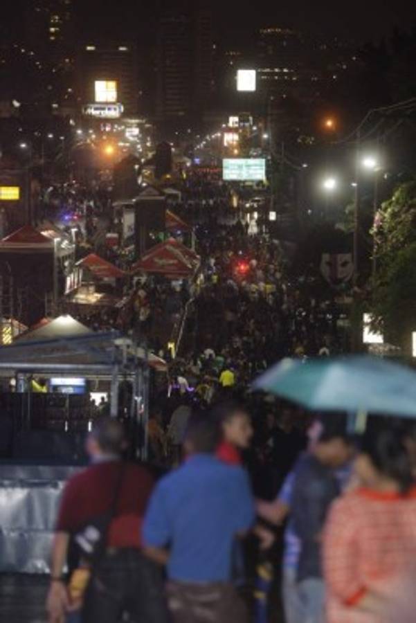 La capital retumbó con 12 horas continuas de carnaval