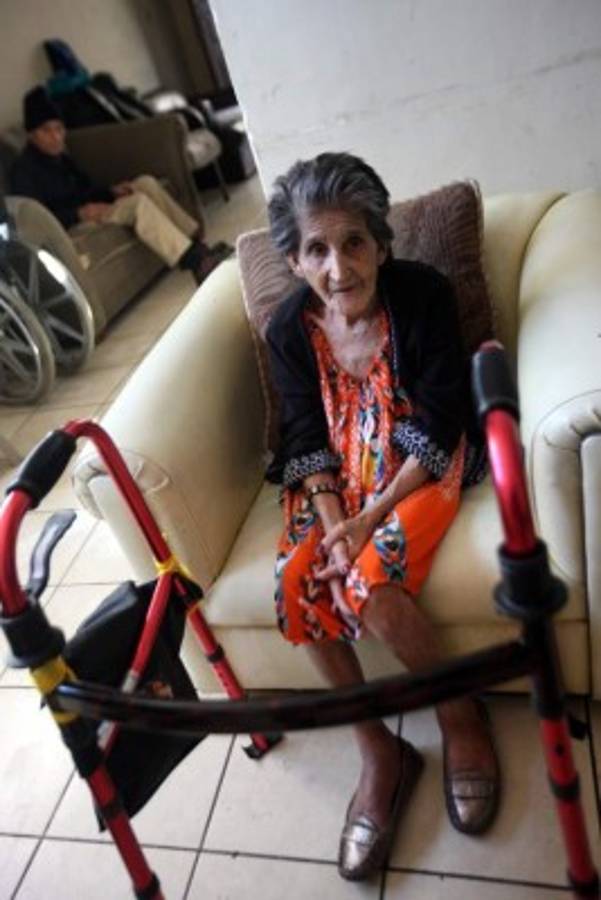 Ancianos sobreviven gracias a la caridad