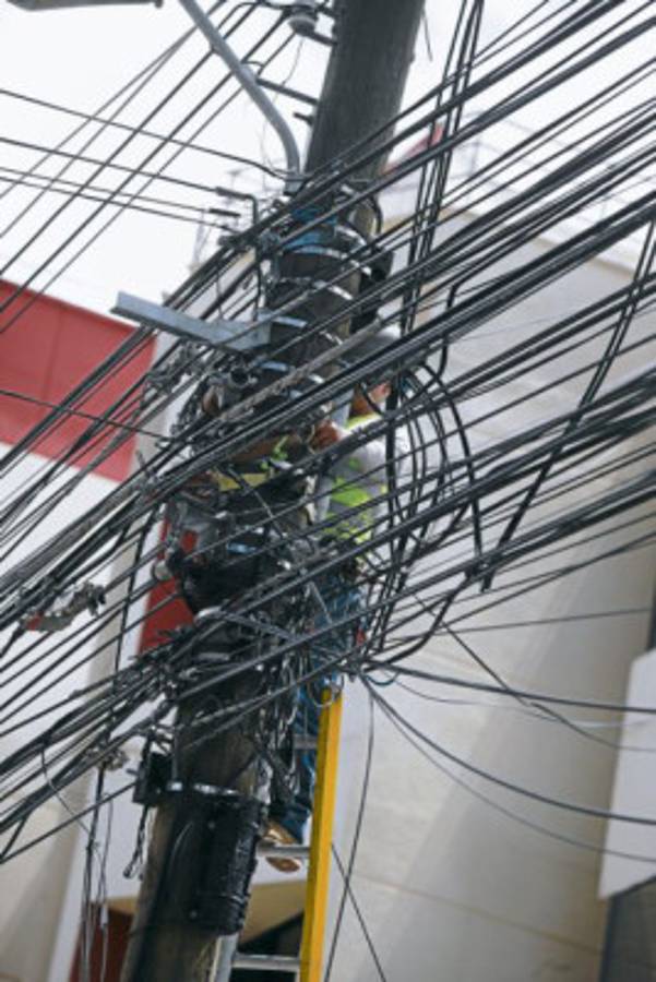 El lunes comienza el retiro de cables que saturan postes